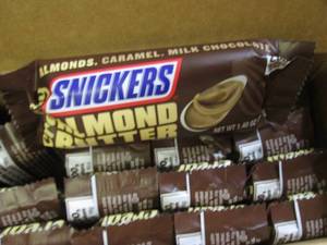 lot 148 image: Box of 24 Snickers Creamy Almond Bu...
