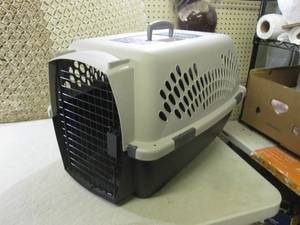 lot 219 image: Pet Kennel Approx 24 x 17 x 16 H...