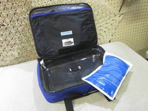 lot 280 image: Pyrex Portables Dish with Insulated...