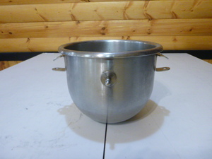 lot 65 image: Large Mixing Bowl