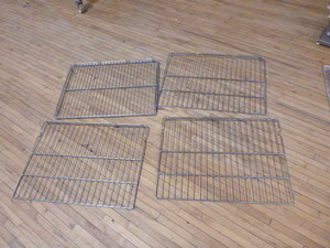 lot 90 image: 4 Oven Racks