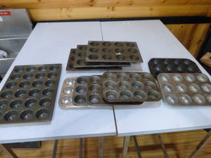 lot 98 image: Miscellaneous Cupcake Pans