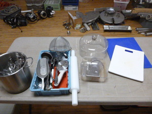 lot 115 image: Miscellaneous Kitchen Utensils