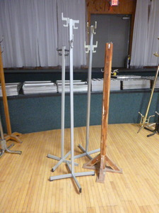 lot 124 image: 4 Coat Racks