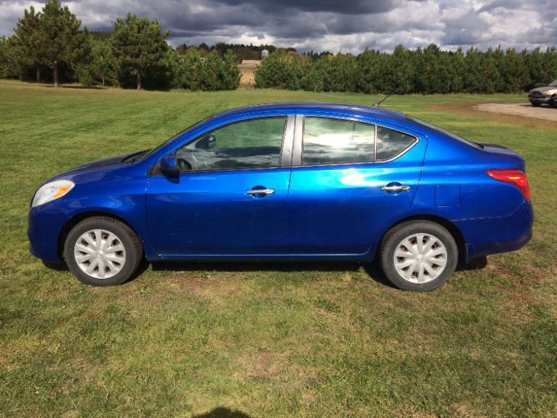 lot 2 image: 2012 Nissan Versa SV
