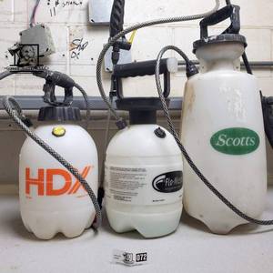 lot 072 image: HDX, Scotts, Flow-Master Sprayers and Pumps