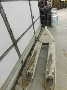 lot 17 image: 5000lb Crown Pallet Jack
