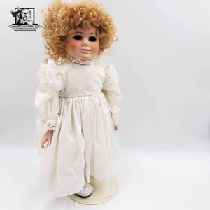 lot 210 image: Vintage 1989 Porcelain Molly Doll