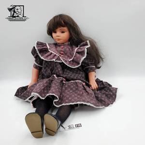 lot 216 image: Vintage Collectable Porcelain Doll