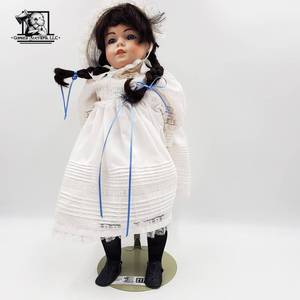 lot 217 image: Vintage Collectable Spring Porcelain Doll