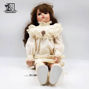 lot 218 image: Vintage Collectable 1989 Porcelain Doll by Famous Designer Betty Collins