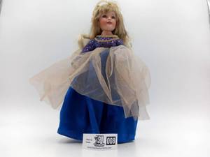 lot 008 image: Treasury Collection Paradise Galleries Porcelain Doll - Feliciana