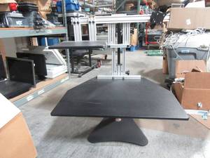lot 18 image: Adjustable work station wmonitor mounts