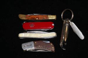 lot 85 image: Assorted Pocket Knives