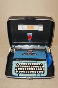 lot 119 image: Vintage Smith Corona Galaxie Twelve Typewriter