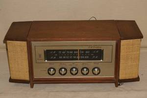 lot 110 image: Vintage Motorola Radio, Removable Speakers