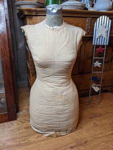 lot 19 image: Vintage Dress Form Mannequin
