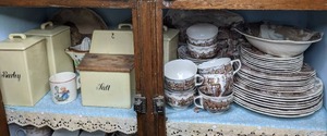 lot 28 image: Matching Vintage Dinnerware Set & Storage Containers