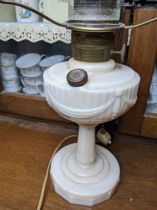 lot 21 image: Vintage Converted Aladdin Nu-Type Model B Mantle Oil Lamp