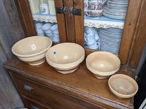 lot 39 image: (4) Vintage Serving Bowls