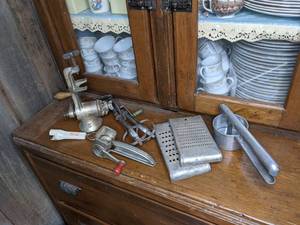 lot 44 image: Assorted Vintage Kitchen Items