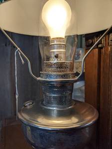 lot 24 image: Vintage Electric Hurricane Style Table Lamp