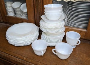 lot 69 image: Set of Vintage Milk Glass Dishes