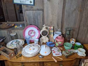 lot 74 image: Assorted Vintage Items - Mostly Glassware