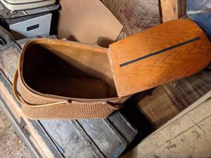 lot 512 image: Vintage Lidded Picnic Basket