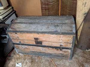 lot 513 image: Antique Wood Steamer Trunk