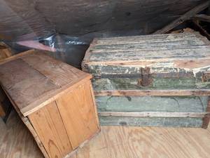 lot 525 image: (2) Vintage Trunks