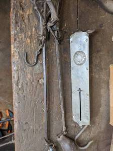 lot 712 image: Antique 90 Lb. Hanging Spring Scale - Gifford Wood Company
