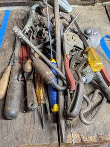 lot 718 image: Assorted Vintage Tools