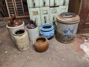 lot 721 image: Assorted Vintage Crocks and Pots