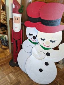 lot 206 image: Painted Wood Post Santa and 2 Snowpersons