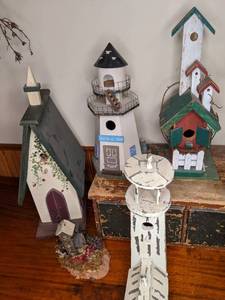 lot 227 image: Lot of 5 New England Themed Birdhouses