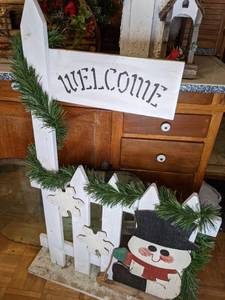 lot 234 image: Wood Snowman Welcome Sign