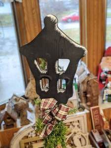 lot 241 image: Wood Lamppost Cutout