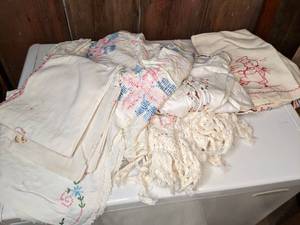 lot 790 image: Lot of Lace and Linens and Things