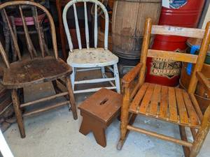 lot 771 image: Vintage Childrens Seating Lot