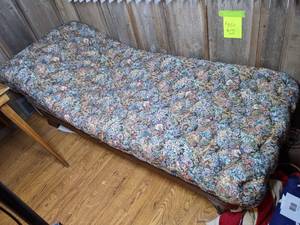 lot 17 image: Vintage Floral Fainting Couch