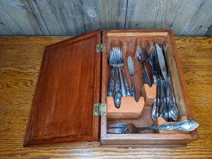 lot 20 image: 28 Piece Silverware Set in Wood Case