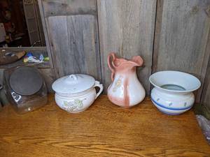 lot 97 image: (4) Pieces of Vintage Glassware