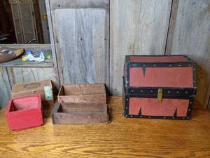 lot 100 image: Assorted Small Vintage Boxes
