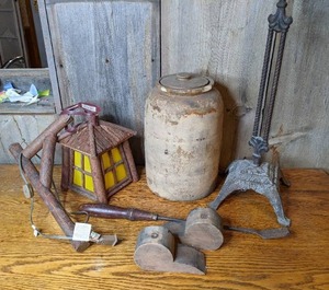 lot 402 image: Lot of Vintage Decor