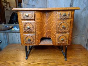 lot 406 image: Gorgeous Quartersawn Oak Sewing Table