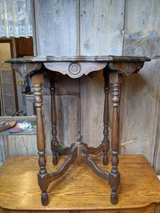 lot 411 image: Elegant Vintage Wood Side Table