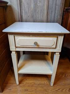 lot 413 image: Simple White End Table