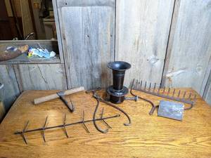 lot 433 image: Vintage Metal Hooks & Assorted Items