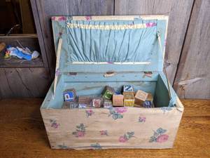 lot 434 image: Vintage Wood Blocks in Storage Box